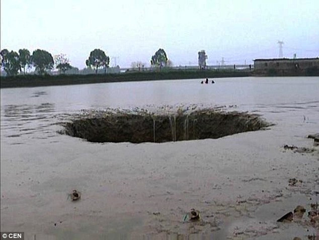 sinkhole swallows pond china, , rivers and lake disappears around the world, atoyac river disappears overnight mexico, lakes and rivers disappear around the world, sinkhole drains lake and river around the world