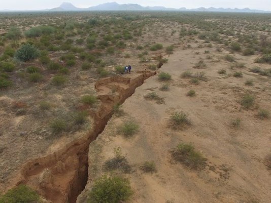 giant crack arizona, earth crack arizona, earth fissure arizona, giant earth fissure arizona desert january 2017, earth crack arizone drone video