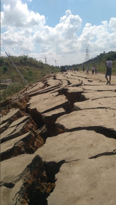 Huge cracks have destroyed a 1km long road in India, Huge cracks have destroyed a 1km long road near Polavaram site in India, road cracks polavaram india, road cracks polavaram india pictures, road cracks polavaram india video