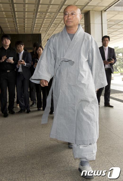 성호 스님이 15일 오전서울중앙지검에 고발인 자격으로 출석하고 있다. 2012.5.15/뉴스1  News1 이명근 기자