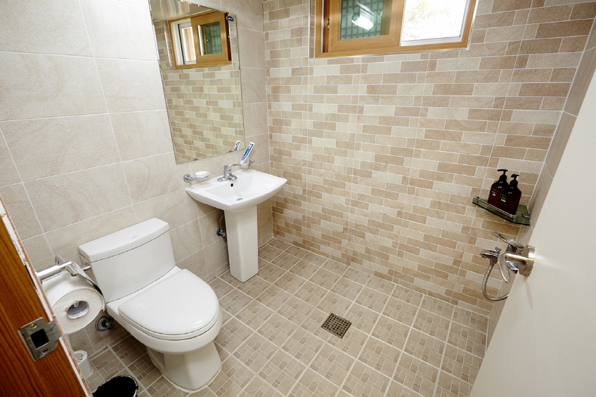 16_경주_서남산한옥스테이_원룸형_욕실_02