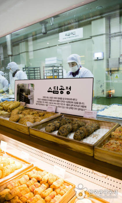 통유리로 꾸민 삼진어묵 키친 
