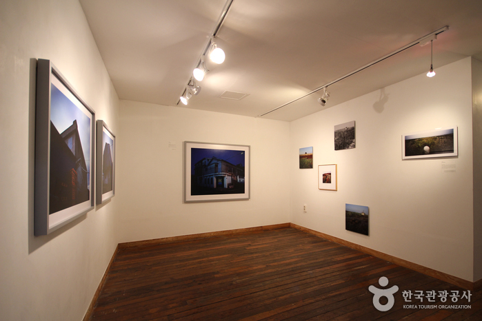 창작문화공간 여인숙에서는 군산을 주제로 한 전시가 꾸준히 열린다.