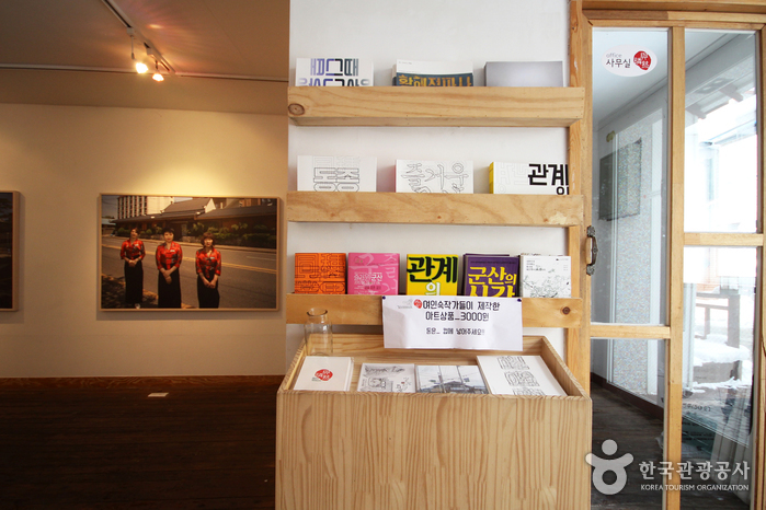 이곳에서 전시한 작가들의 작품을 모은 도록을 판매한다.