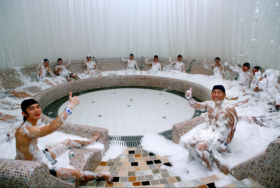 버블로 온몸을 마사지하며 아이처럼 즐거워하는 이용객