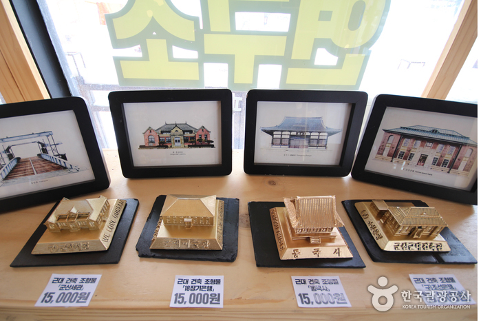 군산을 소재로 3D 조형물을 만들어 판매한다.