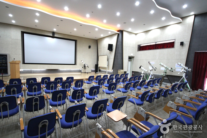 3D 입체 영상을 관람하는 교육관