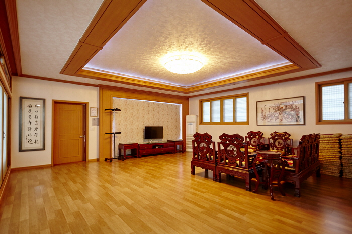 16_양평_아델라한옥_달관_거실_08