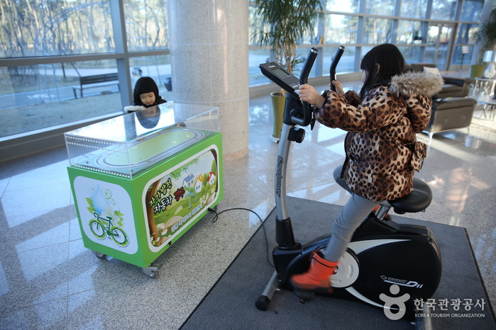 e-zen 컨벤션센터 1층에서 ‘자가발전 자동차 경주’를 체험해보는 아이. 3월부터 상설 전시관을 운영할 예정이다. 