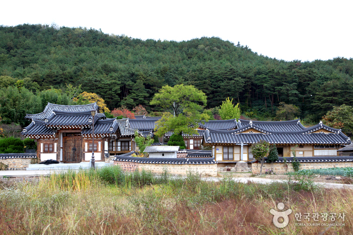 수려한 산천을 배경으로 아름다운 정신이 깃든 고택의 품격