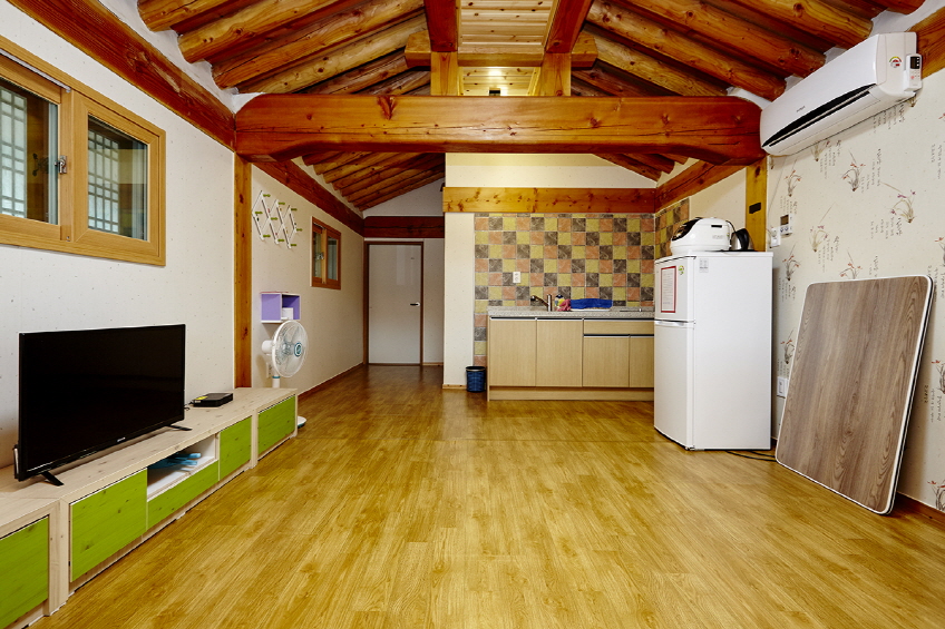 16_경주_서남산한옥스테이_투룸형A_주방겸거실_01