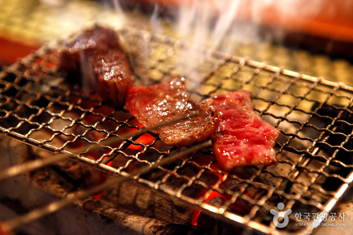 한우의 16가지 부위를 골고루 맛볼 수 있다.