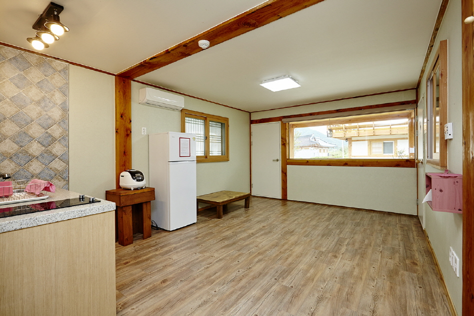 16_경주_서남산한옥스테이_단체실_주방겸거실_03