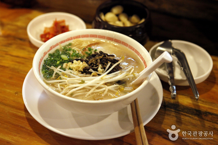 진한 육수에 부드러운 면발이 잘 어울린다.