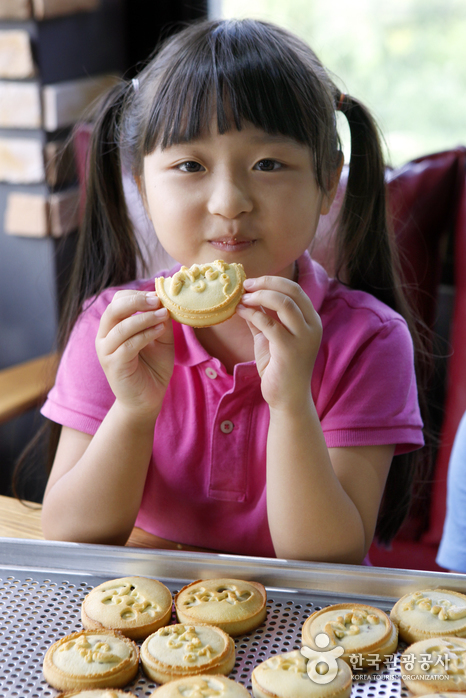 금방 구운 삽량빵은 부드럽고 고소하다.