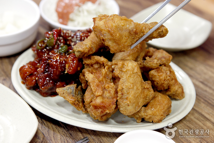 프라이드치킨과 양념치킨 반반