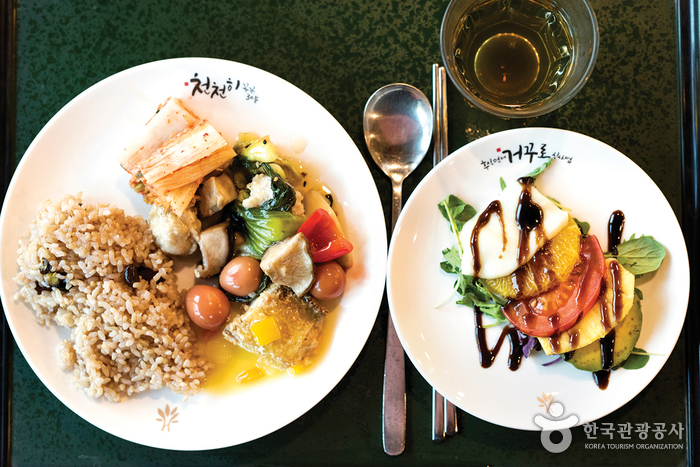 마을 내 비채식당(비우고 채운다는 뜻)은 영양을 고려한 건강한 식단
