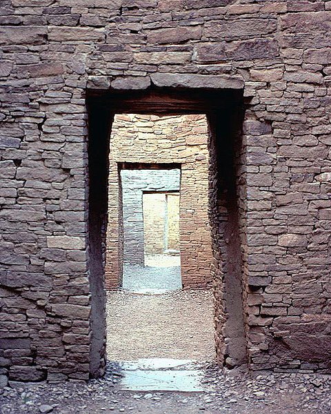 파일:Chaco Canyon Pueblo Bonito doorways NPS.jpg