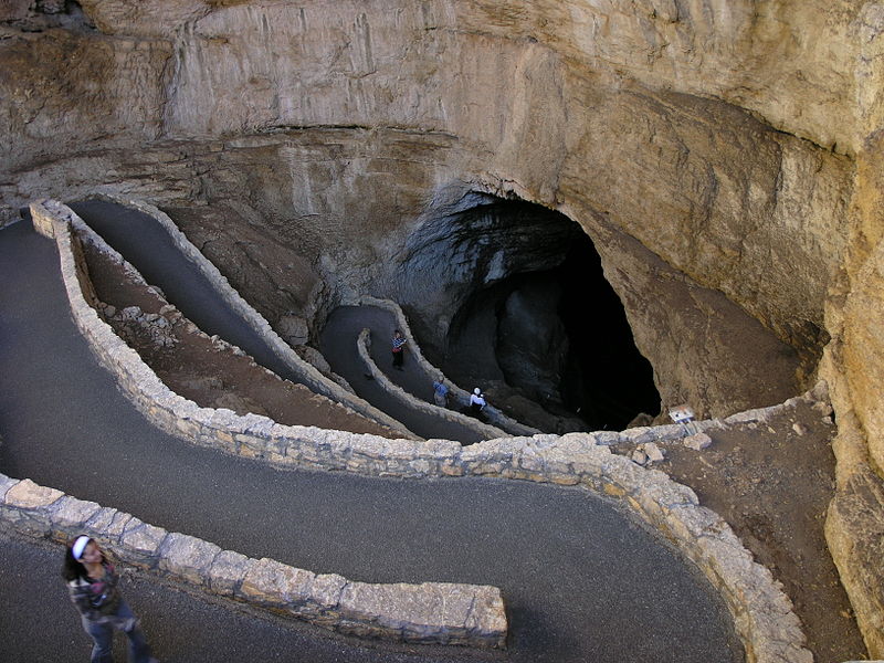 파일:Switchbacks in Carlsbad Cavern.JPG