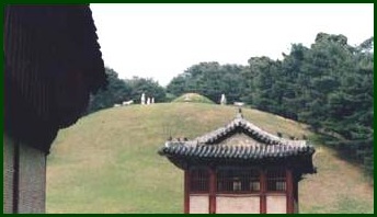 정자각 뒤 신도비가 함께 있는 비각