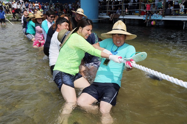 ‘이색체험’ 23℃ 탐진강 수중줄다리기