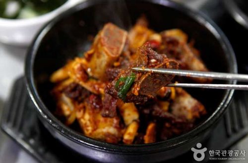 한우갈비구이에 서비스로 나오는 매운갈비찜