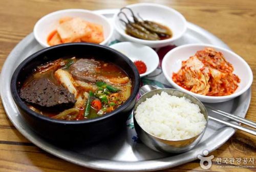 새콤하게 익은 섞박지와 고추장아찌가 맛있는 밥상