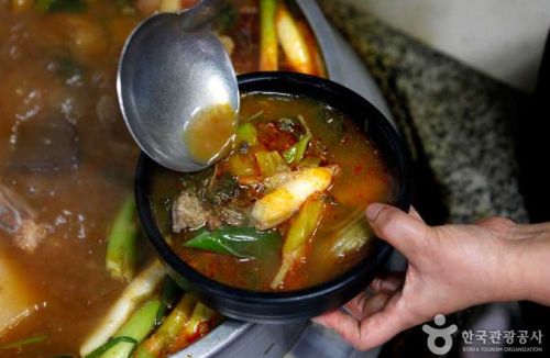 가마솥에 양지머리, 사태, 대파를 뻑뻑하게 넣어 끓인다