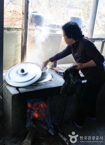 일주일에 두 번, 나무를 때서 육수를 끓인다