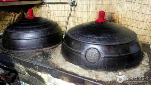 가마솥에서 끓고 있는 추어탕
