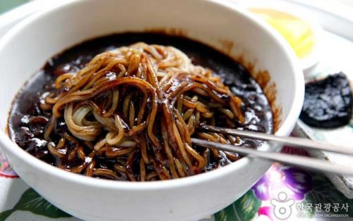 채소만 넣어 만든 짜장우동