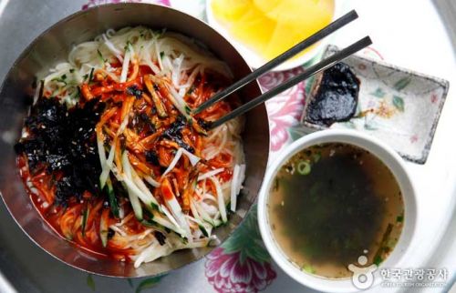 쫀득한 밀면에 매콤한 소스가 잘 어울리는 비빔우동