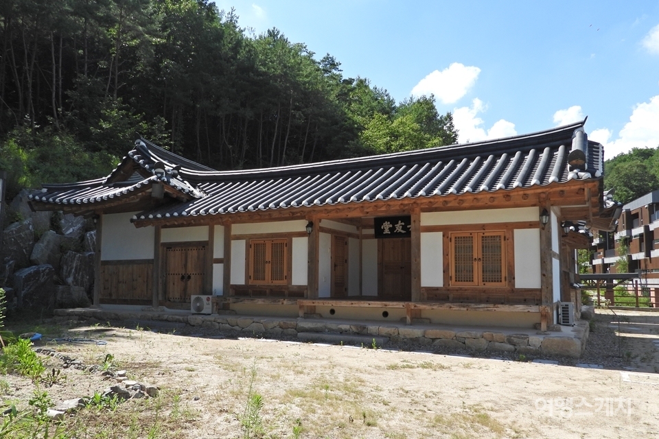 문학관 내에 복원된 육사의 생가 '육우당'. 사진 / 황병우 기자