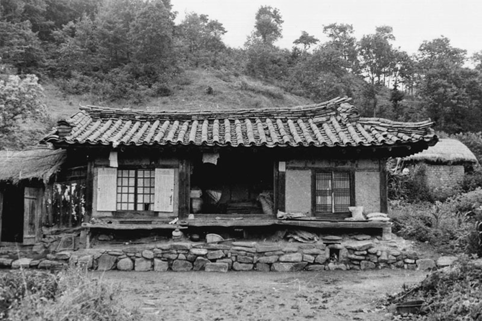 1976년 안동댐 건설로 옮겨지기 전 육사 생가 모습. 바로 보이는 건물이 사랑채다. 사진제공 / 이육사문학관