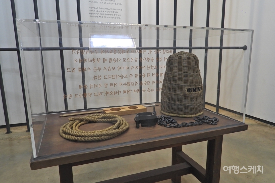 일제 경찰이 육사를 베이징으로 압송할 때 사용한 것과 같은 포승줄, 수갑과 족갑 그리고 용수. 사진 / 황병우 기자