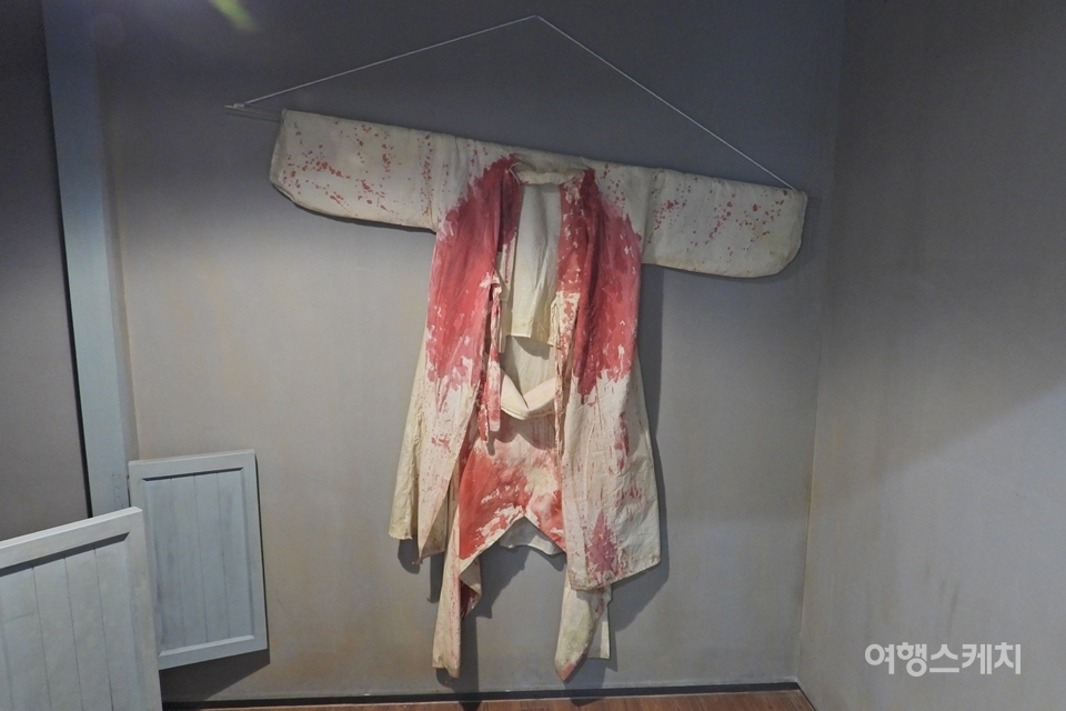 가족들이 감옥으로 흰 한복을 넣어두면 일제 경찰의 모진 고문으로 얼마 되지 않아 육사가 입은 한복은 온통 붉은색으로 물들어 나왔다고 한다. 사진은 문학관에 재현된 피투성이 한복. 사진 / 황병우 기자