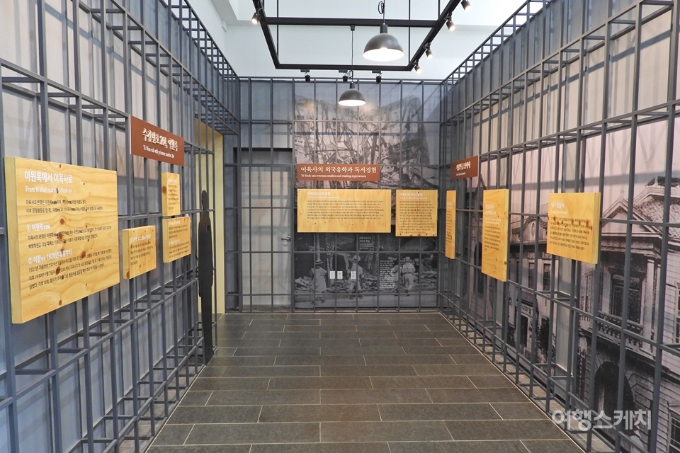 사방을 철창처럼 꾸며 감옥을 연상시키게 하는 문학관 2층 전시공간. 사진 / 황병우 기자