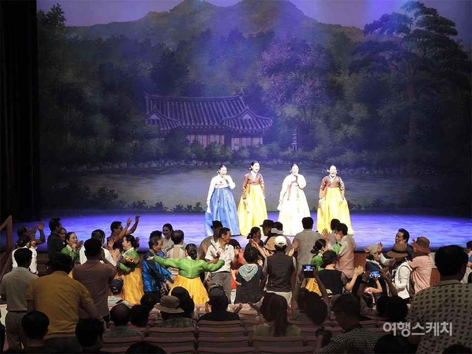 향토문화회관과 무형문화재전수관에서 진도아리랑 공연을 관람할 수 있다. 사진 / 박상대 기자