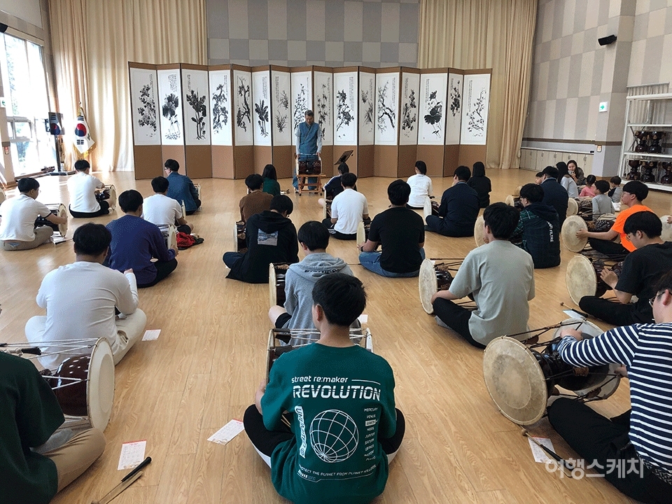 아리랑체험관에서 진도아리랑을 배우고 있는 학생들. 사진 / 박상대 기자