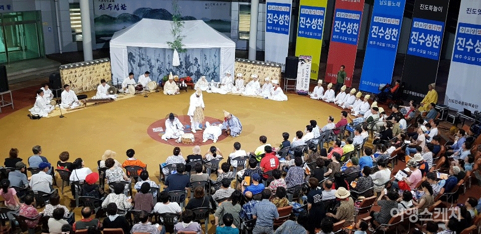 무형문화재전수관에서 매주 수요일 저녁 ‘진수성찬’ 공연을 한다. 사진 / 박상대 기자