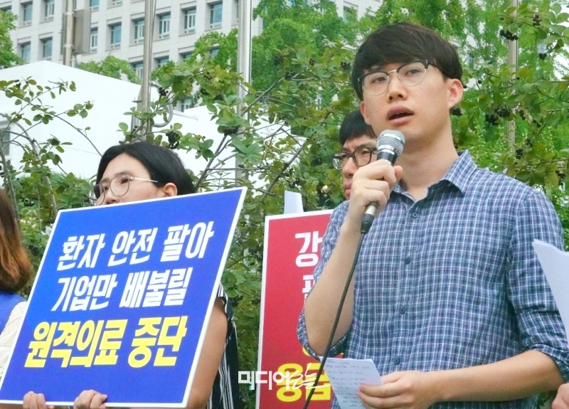▲전진한 보건의료단체연합 정책국장이 29일 ‘규제자유특구 이용한 의료민영화ㆍ영리화 중단 촉구 기자회견’에서 말하고 있다. 사진=김예리 기자