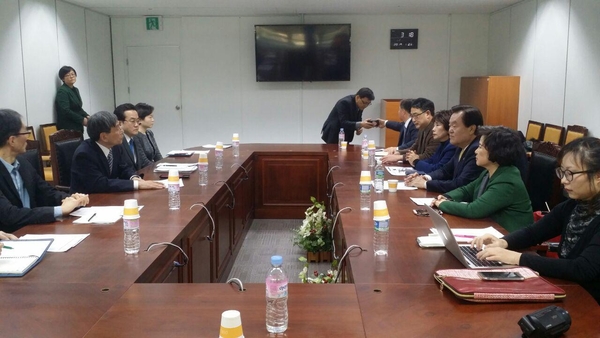 월요일 오후 3시 방송회관에서 김경재 총재 등 태블진상위 위원들과 박효종 방통심의 위원장과의 간담회가 고성이 오가는 긴장된 분위기에서 치뤄졌다