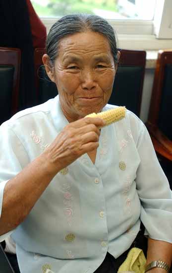 할아버지, 할머니 '헬렐레 해보세요'