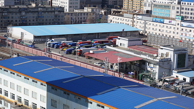 ▲ 단둥 세관의 주차장은 시간대별로 차량들이 있고 없고를 반복한다. 과연 한국 언론은 언제 단둥 세관을 찍었을까?(2016년). ⓒ강주원