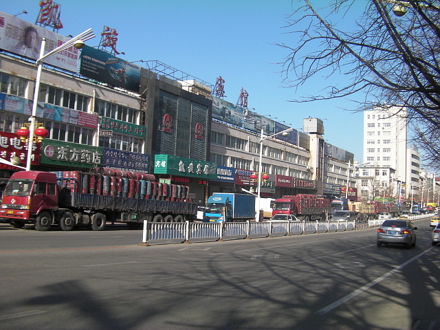 ▲ 단둥 세관이 만차인 관계로 들어가지 못한 트럭들은 세관 밖 도로에서 긴 행렬로 대기하고 있다. 이 모습이 단둥의 현실이다(2016년). ⓒ강주원