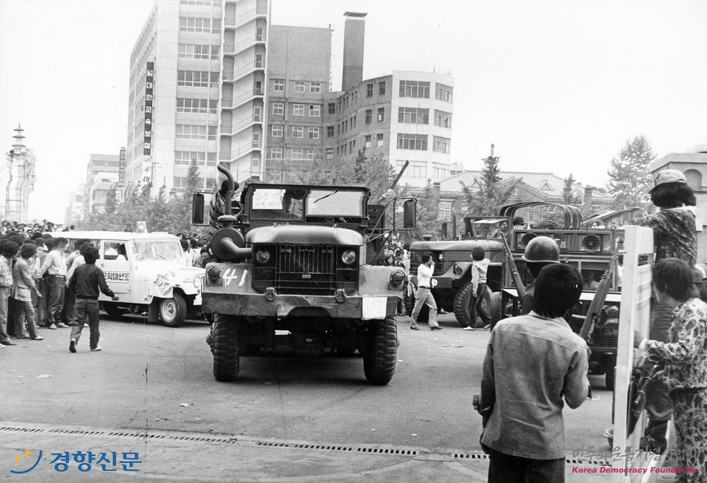 철모 쓴 시민군과 시민군 트럭 철모 쓴 시민군과 시민군 트럭