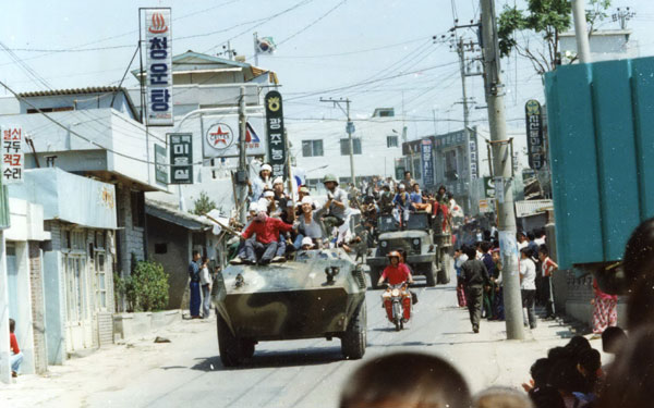 광주시민군 장갑차와 트럭 광주시민군 장갑차와 트럭