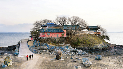▲ 간월도는 물이 빠지면 해안과 연결되고, 물이 들어오면 섬이 된다.