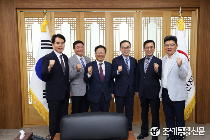 인천지방세무사회 이금주 회장이 최청욱 청장과의 면담에 앞서 기념촬영을 하고 있다. (사진 오른쪽부터 김성주 총무이사, 유윤상 부회장, 최청욱 인천지방국세청장, 이금주 회장, 김명진 부회장, 정연주 납세자보호담당관) (사진=인천세무사회)