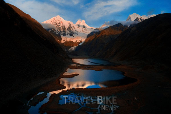 파란 하늘과 설산이 만들어내는 아름다운 풍경을 배경으로 인생샷을 찍을 수 있는 코르디예라 블랑카는 세계에서 가장 높은 열대 산맥으로 남미에서 가장 높은 산맥 중 하나이다. 사진/ 페루관광청